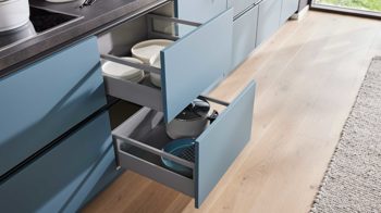 Einbauküche WERT KÜCHE® aus Holz in Blau WERT KÜCHE® Mattea Color mit Miele Einbaugeräten Stahlblau & Corten Oxid - zweizeilig