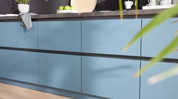 Einbauküche WERT KÜCHE® aus Holz in Blau WERT KÜCHE® Mattea Color mit Miele Einbaugeräten Stahlblau & Corten Oxid - zweizeilig
