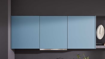 Einbauküche WERT KÜCHE® aus Holz in Blau WERT KÜCHE® Mattea Color mit Miele Einbaugeräten Stahlblau & Corten Oxid - zweizeilig