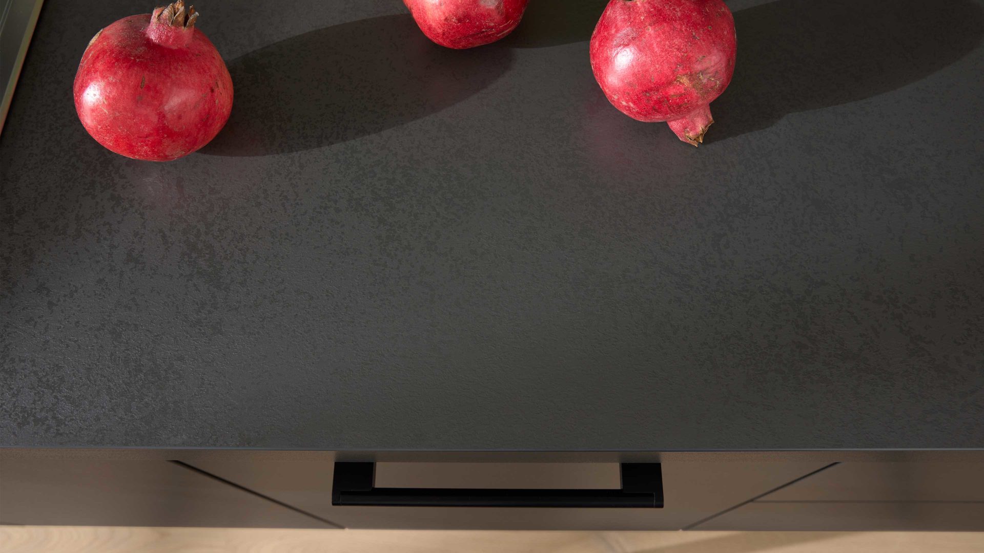 Einbauküche WERT KÜCHE® aus Holz in Schwarz WERT KÜCHE® Nora mit AEG Einbaugeräten Lavaschwarz & Herbstrot - Länge ca. 510 cm