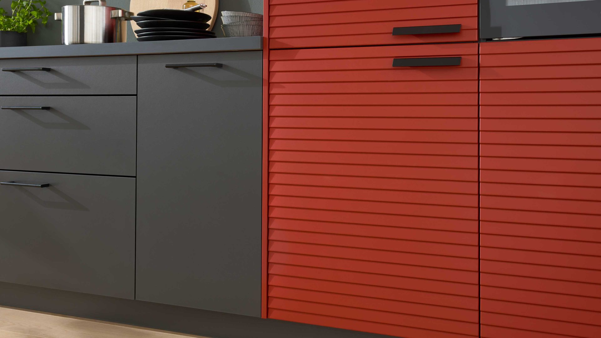 Einbauküche WERT KÜCHE® aus Holz in Schwarz WERT KÜCHE® Nora mit AEG Einbaugeräten Lavaschwarz & Herbstrot - Länge ca. 510 cm