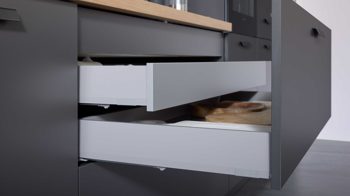 Einbauküche WERT KÜCHE® aus Holz in Schwarz WERT KÜCHE® Nora mit SIEMENS Einbaugeräten Lavaschwarz - Länge ca. 480 cm