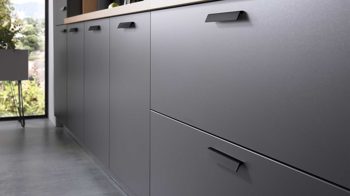 Einbauküche WERT KÜCHE® aus Holz in Schwarz WERT KÜCHE® Nora mit SIEMENS Einbaugeräten Lavaschwarz - Länge ca. 480 cm