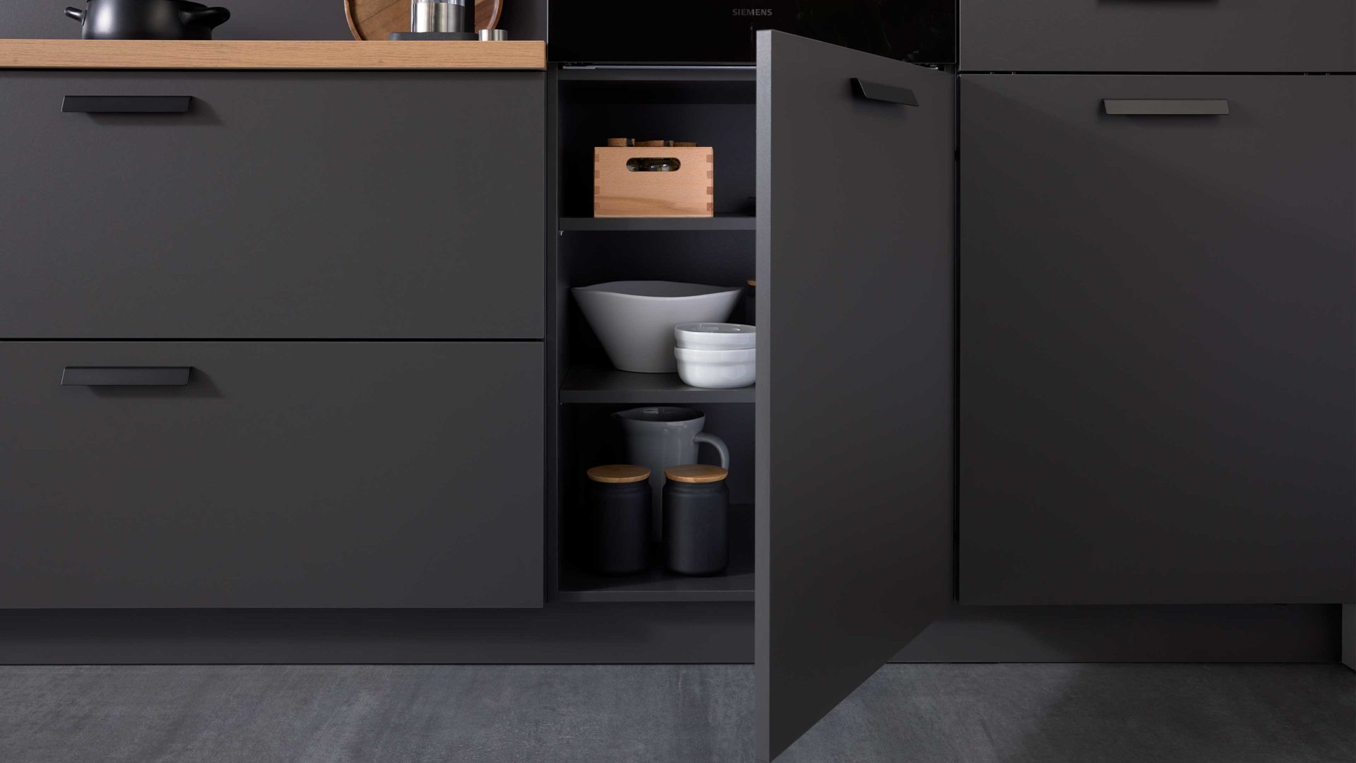 Einbauküche WERT KÜCHE® aus Holz in Schwarz WERT KÜCHE® Nora mit SIEMENS Einbaugeräten Lavaschwarz - Länge ca. 480 cm