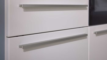 Einbauküche WERT KÜCHE® aus Holz in Weiß WERT KÜCHE® Bionda mit AEG Einbaugeräten Muschelweiß - zweizeilig