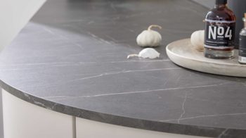 Einbauküche WERT KÜCHE® aus Holz in Weiß WERT KÜCHE® Bionda mit AEG Einbaugeräten Muschelweiß - zweizeilig