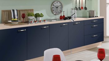 Einbauküche Pino aus Holz in Dunkelblau pino Einbauküche inklusive Einbaugeräte Indigoblau & Tanne Clay - zweizeilig