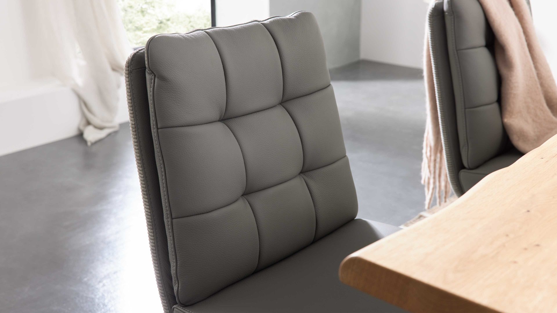 Vierfußstuhl Interliving aus Leder in Grau Interliving Esszimmer Serie 5116 – Polsterstuhl grauer Materialmix Leder & Cord Fo-Sh, Edelstahlgestell F38-FIX