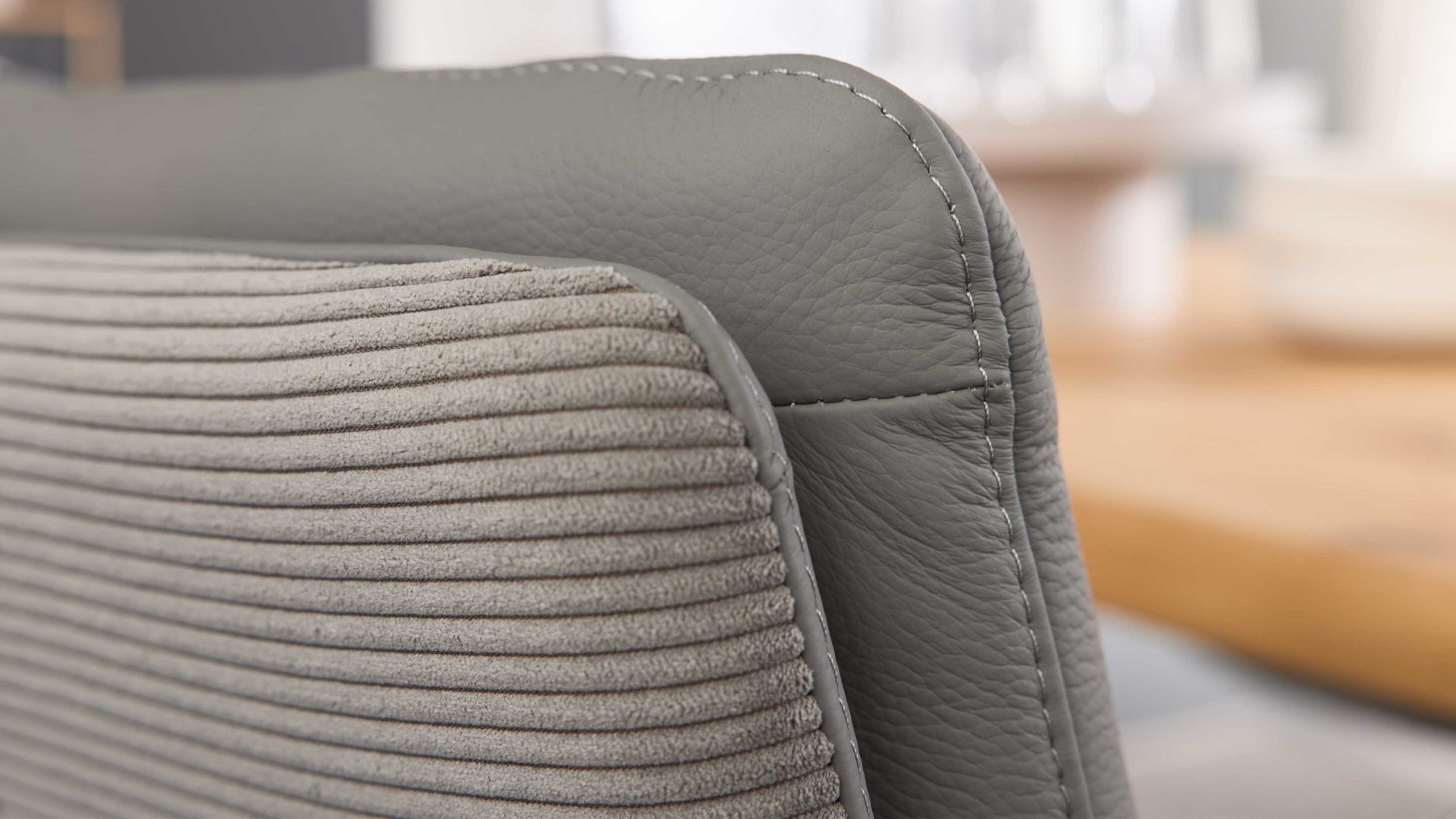 Schwingstuhl Interliving aus Leder in Grau Interliving Esszimmer Serie 5116 – Armlehn-Schwingstuhl grauer Materialmix Leder & Cord Fo-Sh, Edelstahlgestell F3