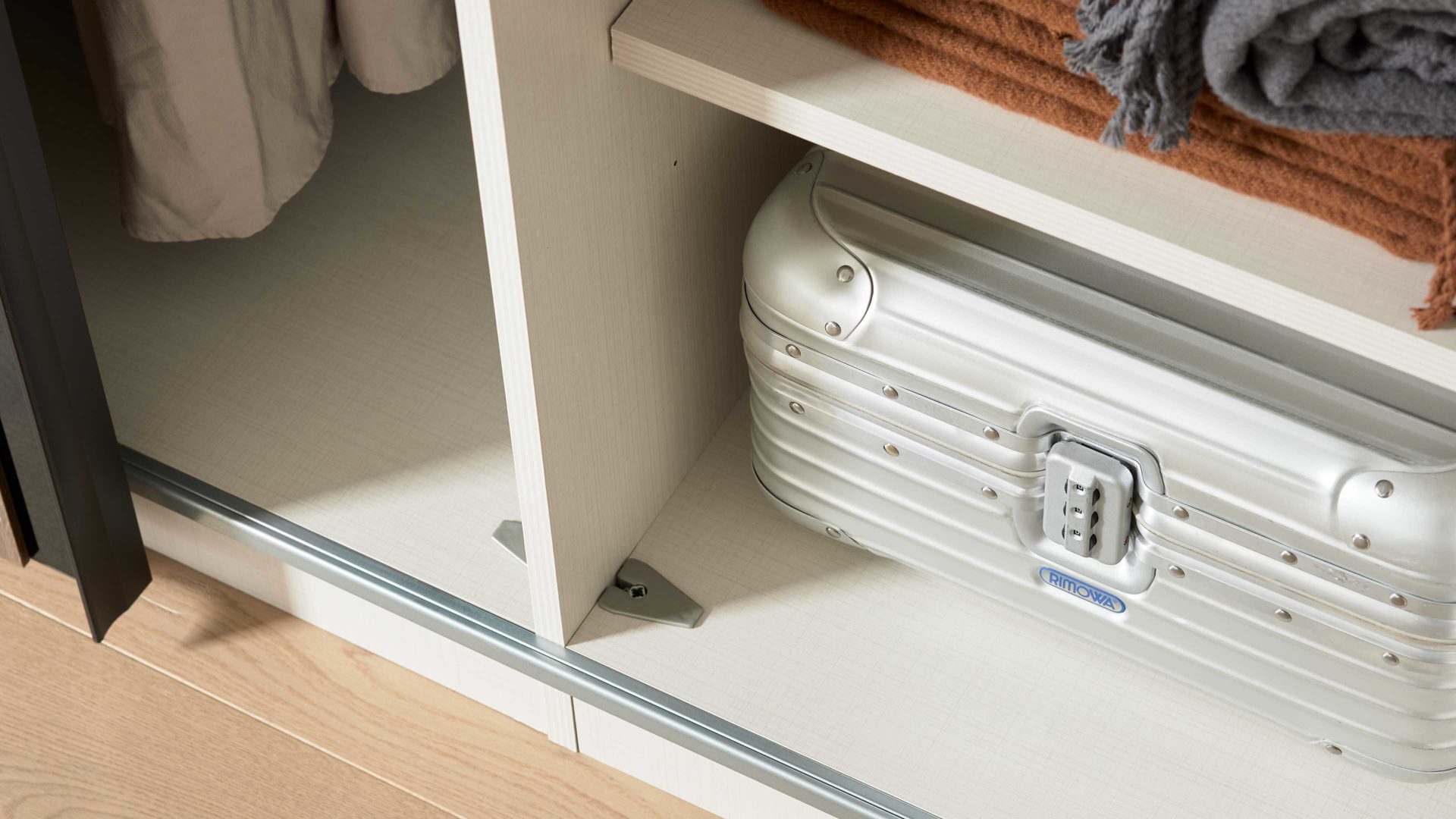 Kleiderschrank Interliving aus Holz in Schwarz Interliving Kleiderschrank Serie 1208 - Schwebetürenschrank 98436 Schwarzglas & Atlantic Eiche - zwei Türen, Breite ca. 298 cm