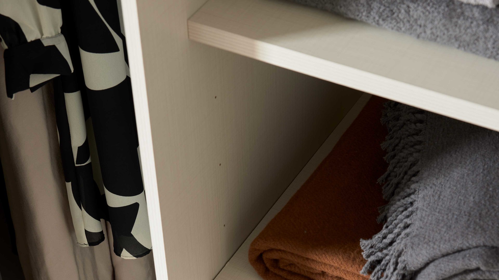 Kleiderschrank Interliving aus Holz in Schwarz Interliving Kleiderschrank Serie 1208 - Schwebetürenschrank Schwarzglas & Atlantic Eiche - zwei Türen, Breite ca. 270 cm