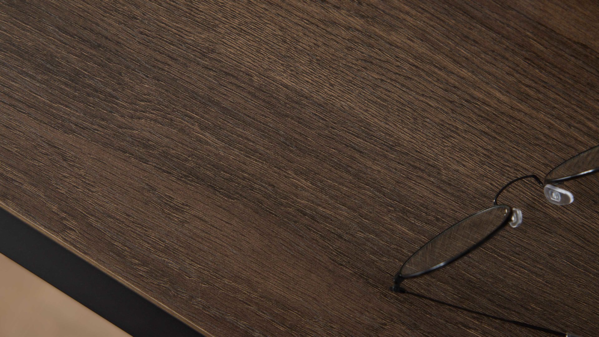 Schubladenkommode Interliving aus Holz in Schwarz Interliving Kleiderschrank Serie 1208 - Schubladenkommode Schwarzglas & Atlantic Eiche - vier Schubladen, Breite ca. 58 cm