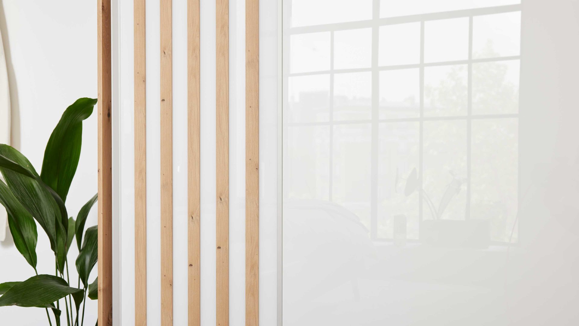 Kleiderschrank Interliving aus Holz in Weiß Interliving Kleiderschrank Serie 1208 - Schwebetürenschrank 86603 alpinweißes Glas & Artisan Eiche - zwei Türen, Breite ca. 298 cm