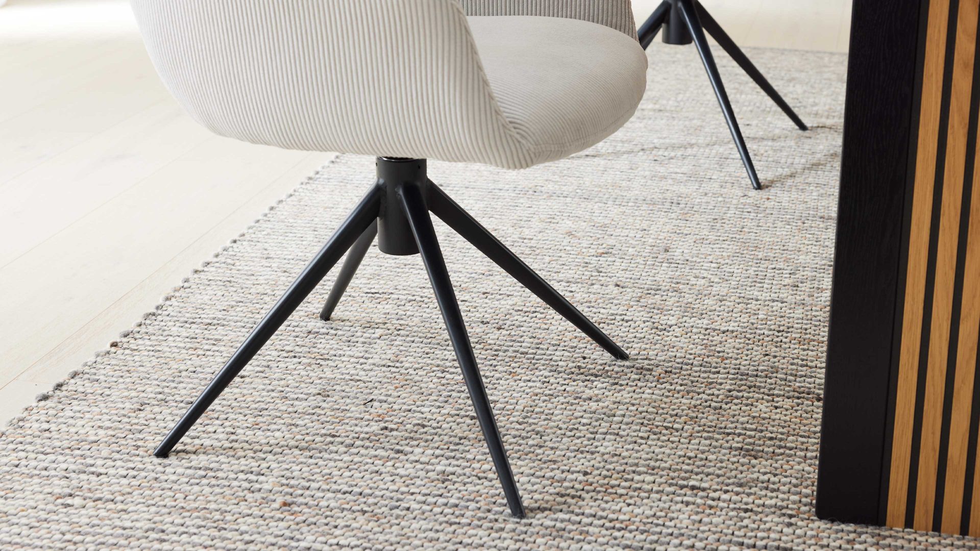 Vierfußstuhl Interliving aus Stoff in Weiß Interliving Esszimmer Serie 5605 – Armlehnstuhl 2282-04 mit Dreh- und Rückholfunktion cremeweißer Cord Rebel & schwarzes Eisen