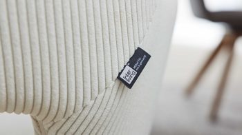 Vierfußstuhl Interliving aus Stoff in Weiß Interliving Esszimmer Serie 5605 – Armlehnstuhl 2282-04 mit Dreh- und Rückholfunktion cremeweißer Cord Rebel & schwarzes Eisen