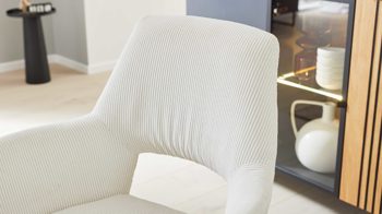 Vierfußstuhl Interliving aus Stoff in Weiß Interliving Esszimmer Serie 5605 – Armlehnstuhl 2282-04 mit Dreh- und Rückholfunktion cremeweißer Cord Rebel & schwarzes Eisen