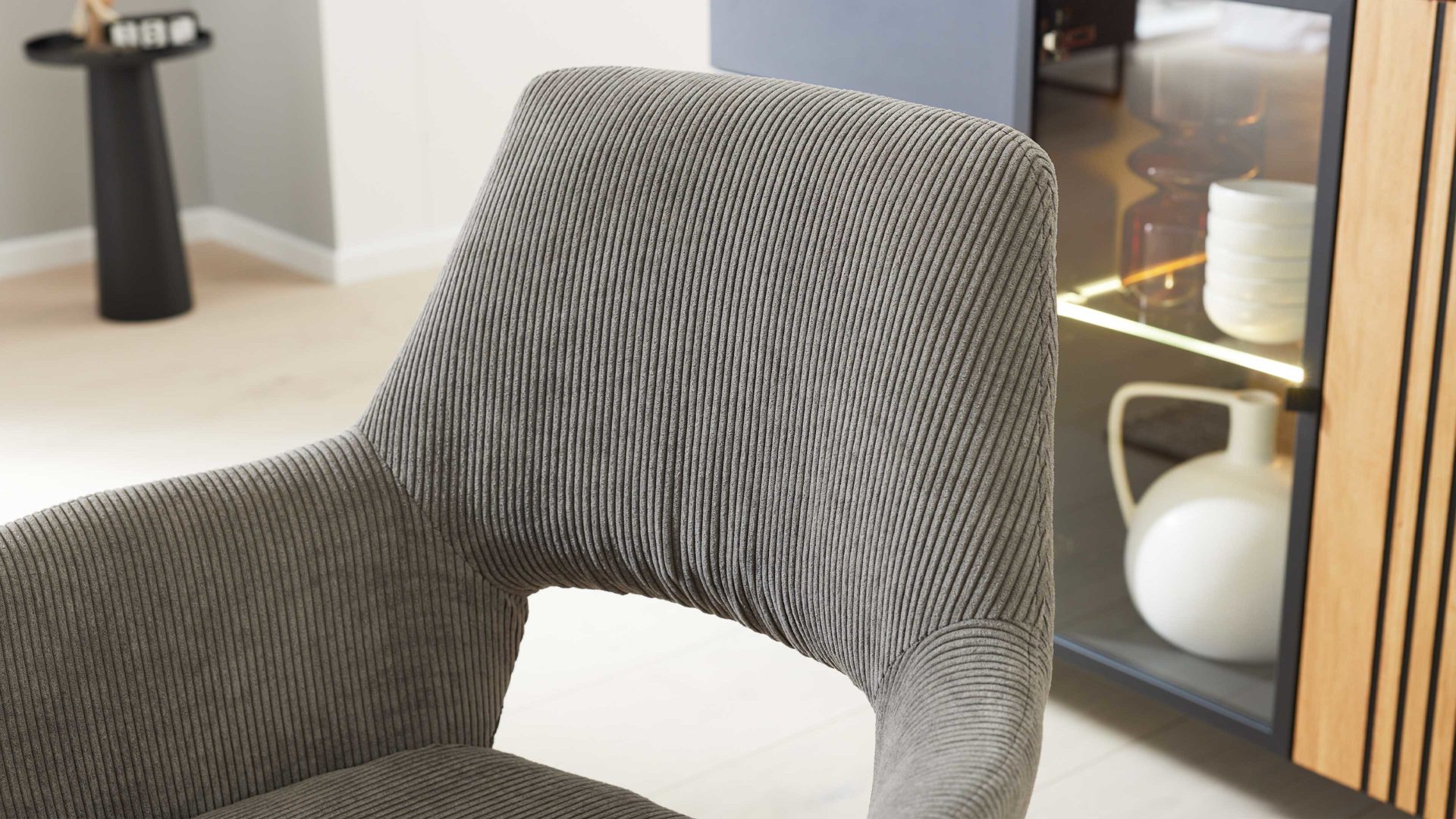 Vierfußstuhl Interliving aus Stoff in Hellgrau Interliving Esszimmer Serie 5605 – Armlehnstuhl 2282-47 mit Dreh- und Rückholfunktion muschelfarbener Cord Rebel & Eiche
