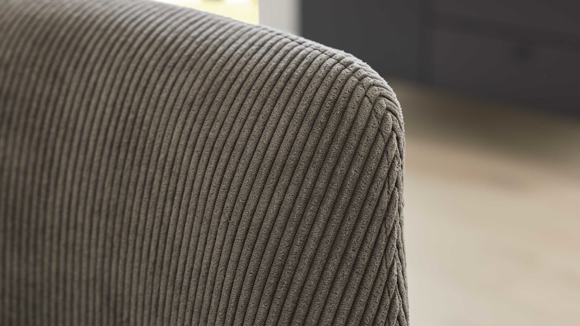 Vierfußstuhl Interliving aus Stoff in Hellgrau Interliving Esszimmer Serie 5605 – Armlehnstuhl 2282-04 mit Dreh- und Rückholfunktion muschelfarbener Cord Rebel & schwarzes Eisen