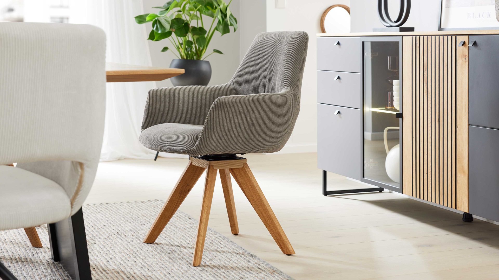 Vierfußstuhl Interliving aus Stoff in Hellgrau Interliving Esszimmer Serie 5605 – Armlehnstuhl mit Dreh- und Rückholfunktion muschelfarbener Cord Rebel & Eiche