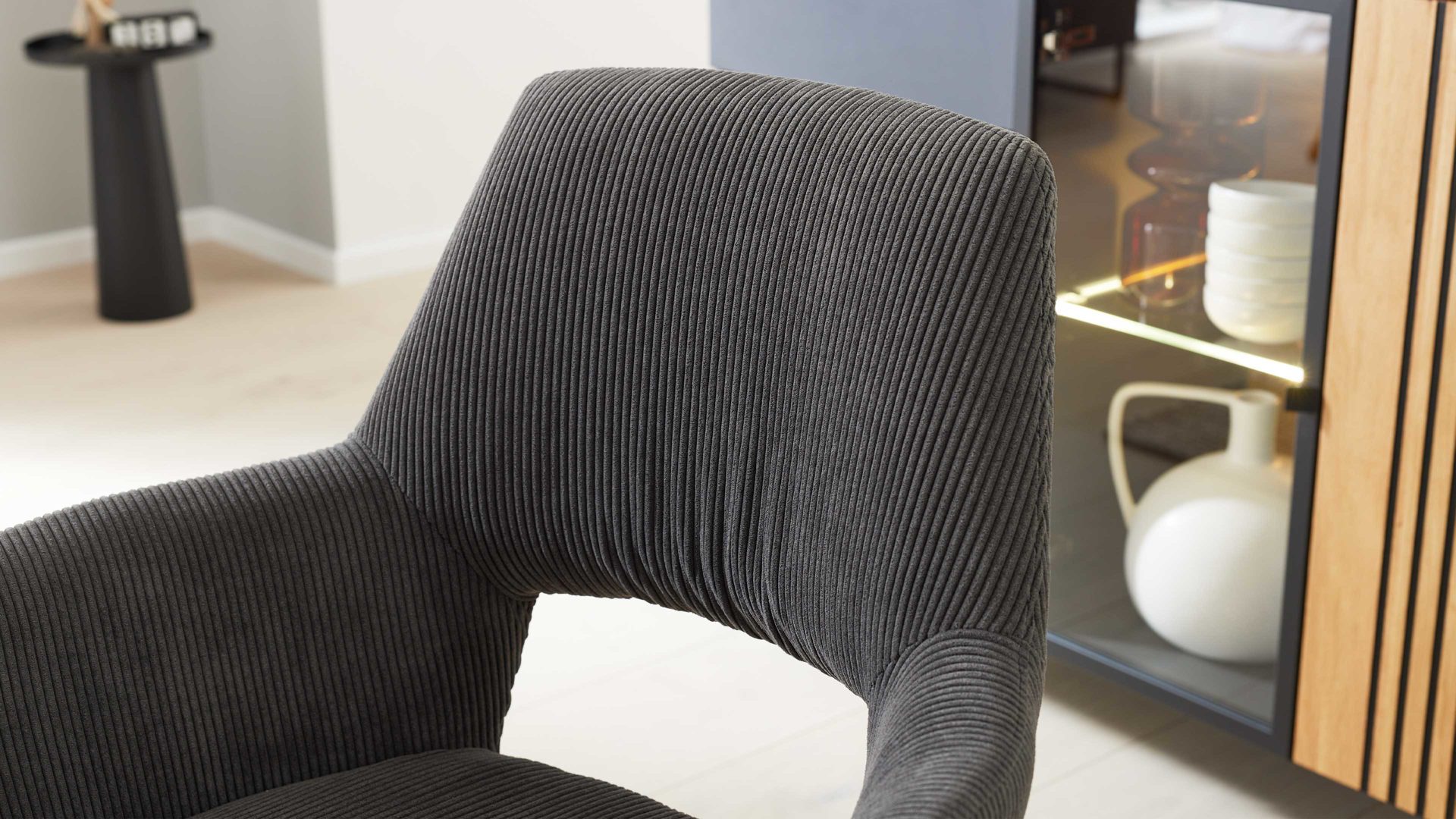 Vierfußstuhl Interliving aus Stoff in Anthrazit Interliving Esszimmer Serie 5605 – Armlehnstuhl 2282-04 mit Dreh- und Rückholfunktion anthrazitfarbener Cord Rebel & schwarzes Eisen