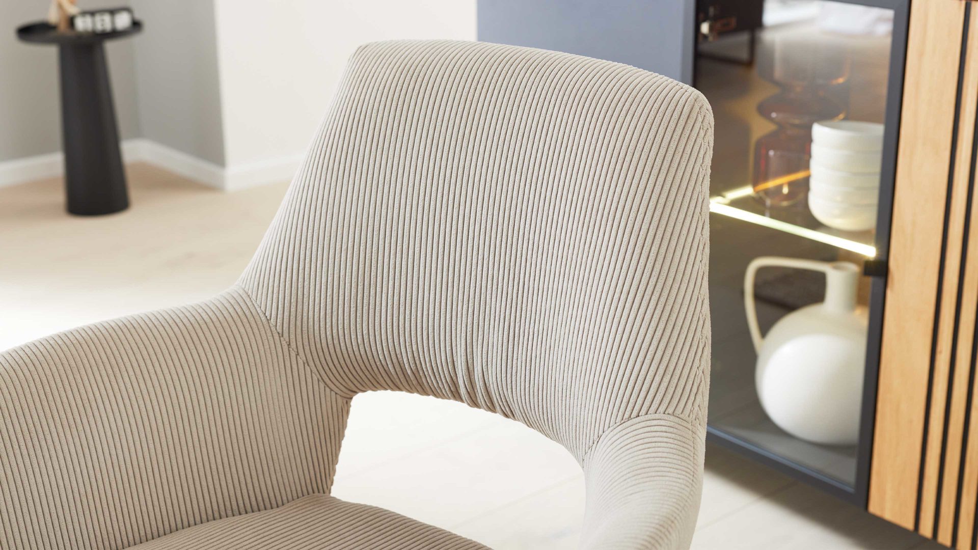 Vierfußstuhl Interliving aus Stoff in Beige Interliving Esszimmer Serie 5605 – Armlehnstuhl 2272-47 ecrufarbener Cord Rebel & Eiche