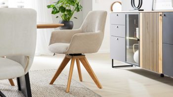 Vierfußstuhl Interliving aus Stoff in Beige Interliving Esszimmer Serie 5605 – Armlehnstuhl mit Dreh- und Rückholfunktion ecrufarbener Cord Rebel & Eiche