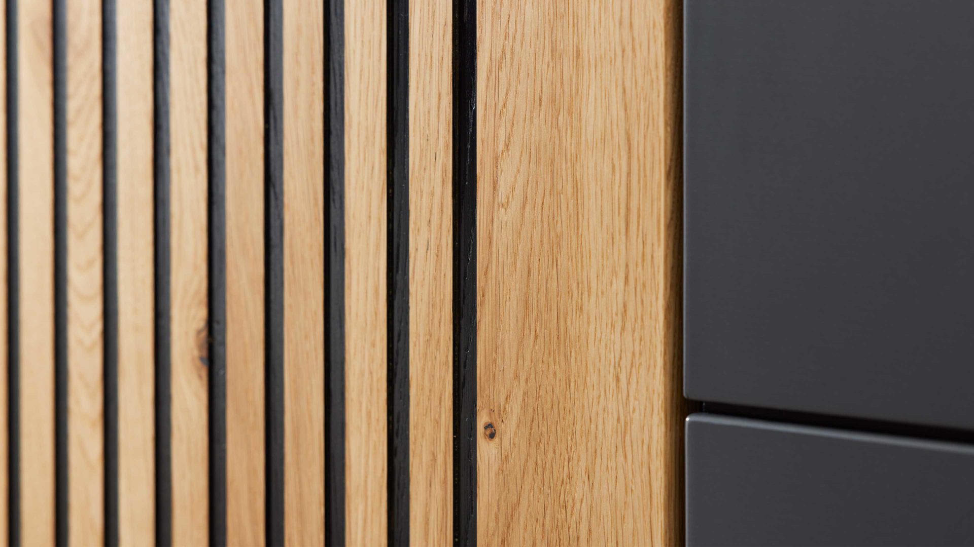 Sideboard Interliving aus Holz in Dunkelgrau Interliving Esszimmer Serie 5605 – Sideboard 5704 quarzgrauer Lack & Charakter-Eiche - drei Türen, drei Schubladen, Breite ca. 183 cm