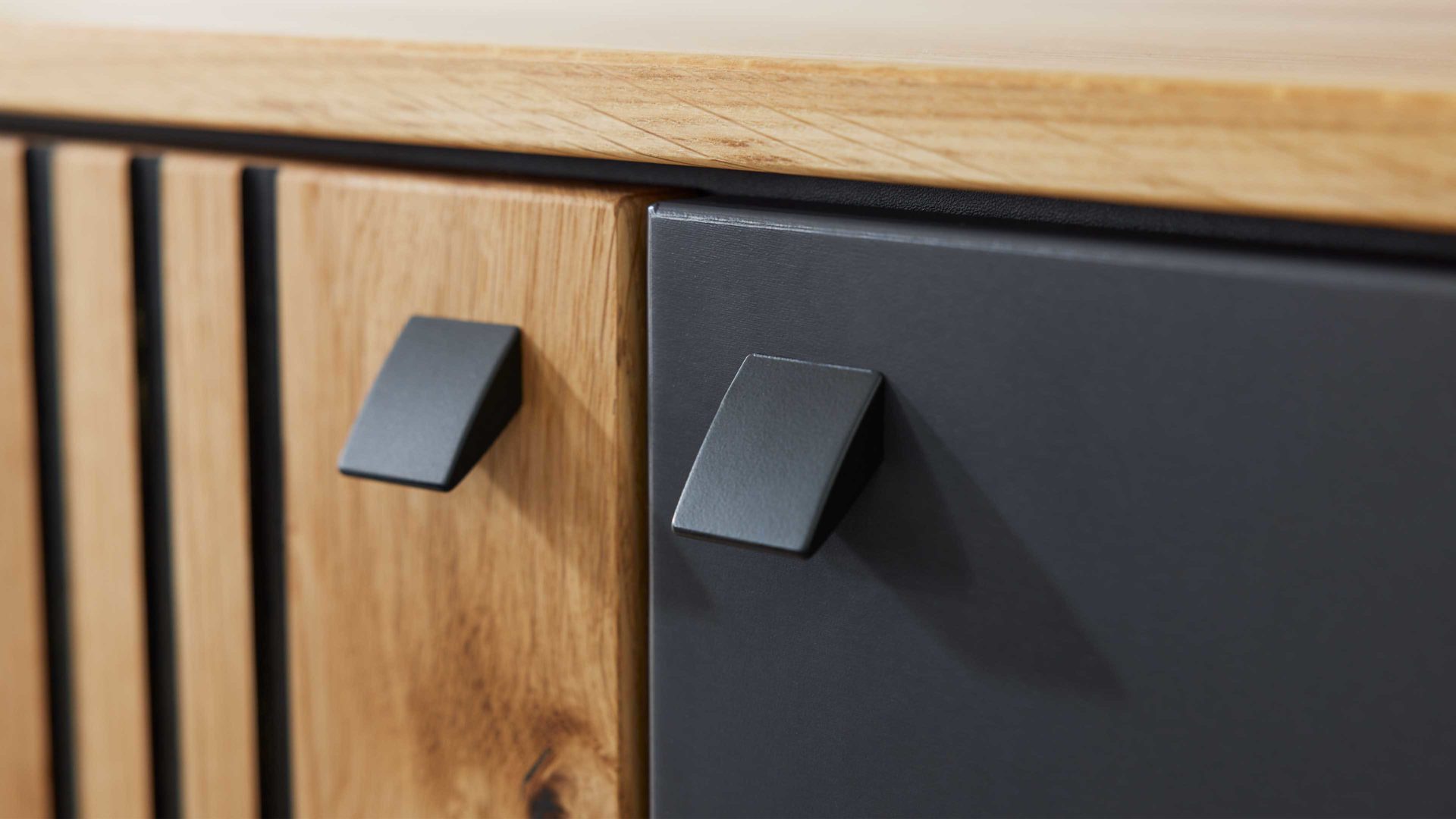 Sideboard Interliving aus Holz in Dunkelgrau Interliving Esszimmer Serie 5605 – Sideboard 5704 quarzgrauer Lack & Charakter-Eiche - drei Türen, drei Schubladen, Breite ca. 183 cm