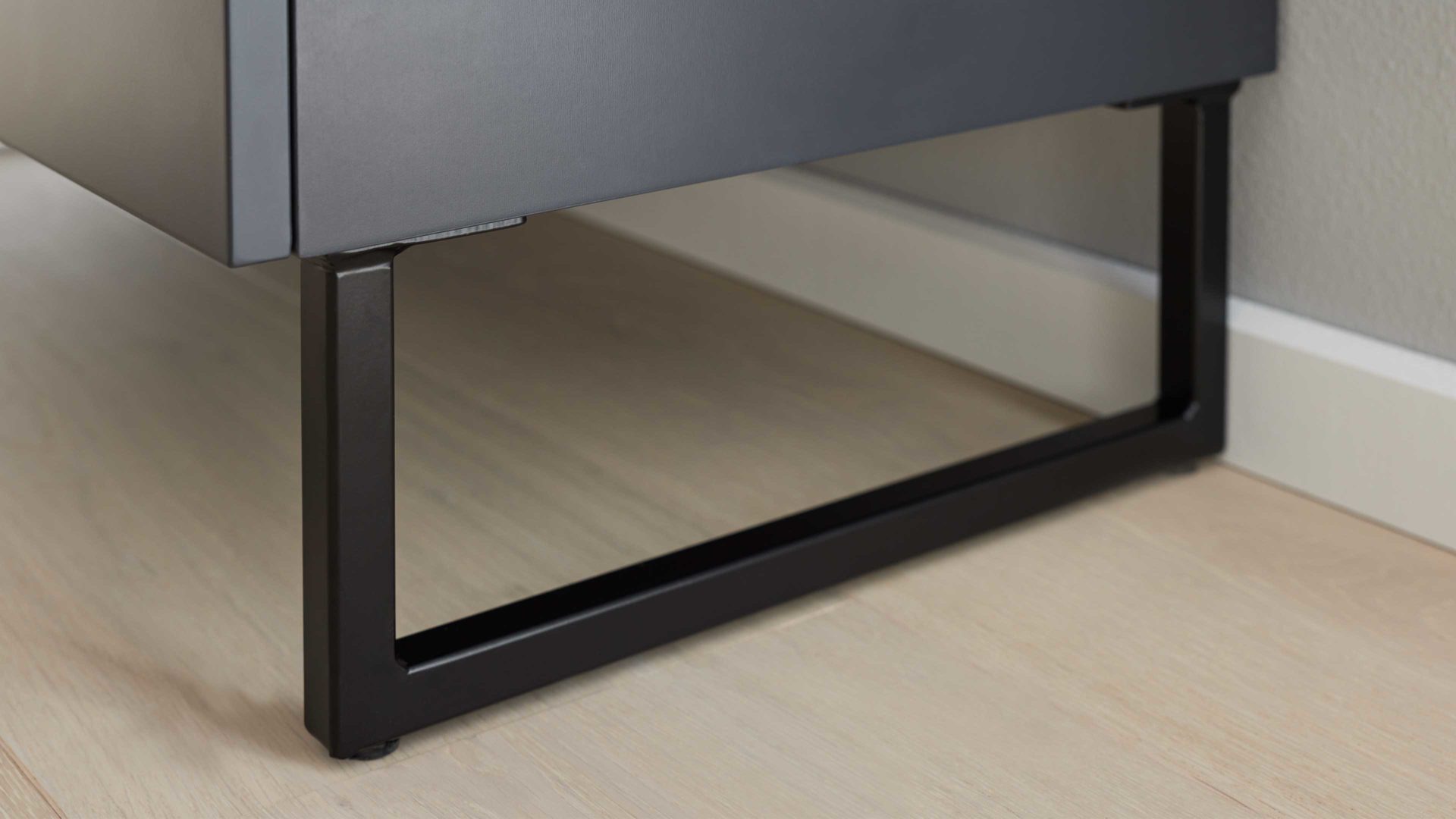 Highboard Interliving aus Holz in Dunkelgrau Interliving Esszimmer Serie 5605 – Highboard 5774 quarzgrauer Lack & Charakter-Eiche - fünf Türen, zwei Schubladen, Breite ca. 86 cm