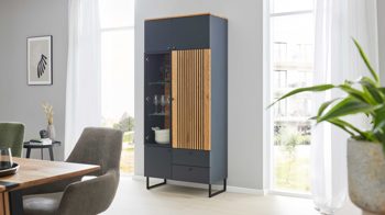 Vitrine Interliving aus Holz in Dunkelgrau Interliving Esszimmer Serie 5605 – Vitrine quarzgrauer Lack & Charakter-Eiche - fünf Türen, zwei Schubladen, Höhe ca. 194 cm