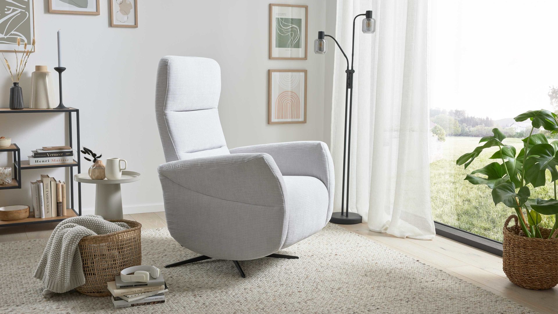 Relaxsessel Interliving aus Stoff in Hellgrau Interliving Sessel Serie 4530 silberfarbener Bezug Mara 9 & silberfarbener Sternfuß