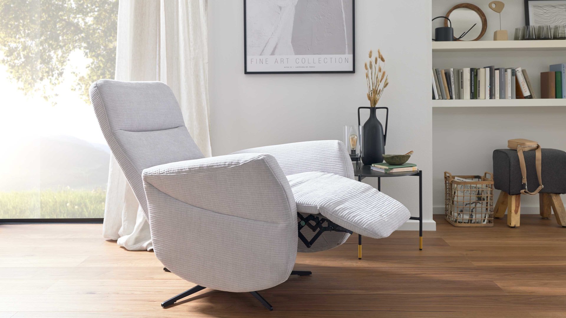 Relaxsessel Interliving aus Stoff in Hellgrau Interliving Sessel Serie 4530 silberfarbener Bezug Mara 9 & silberfarbener Sternfuß