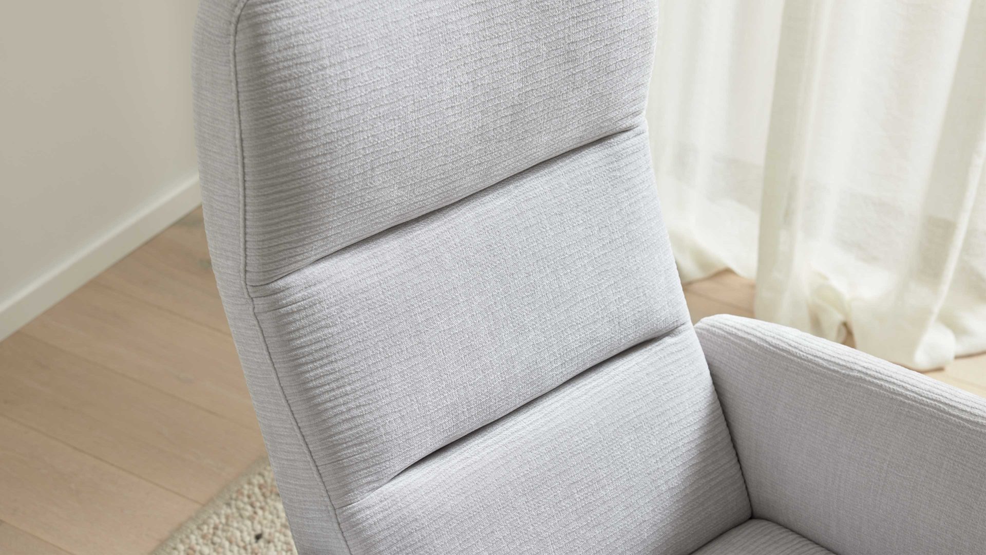 Relaxsessel Interliving aus Stoff in Hellgrau Interliving Sessel Serie 4530 silberfarbener Bezug Mara 9 & silberfarbener Sternfuß