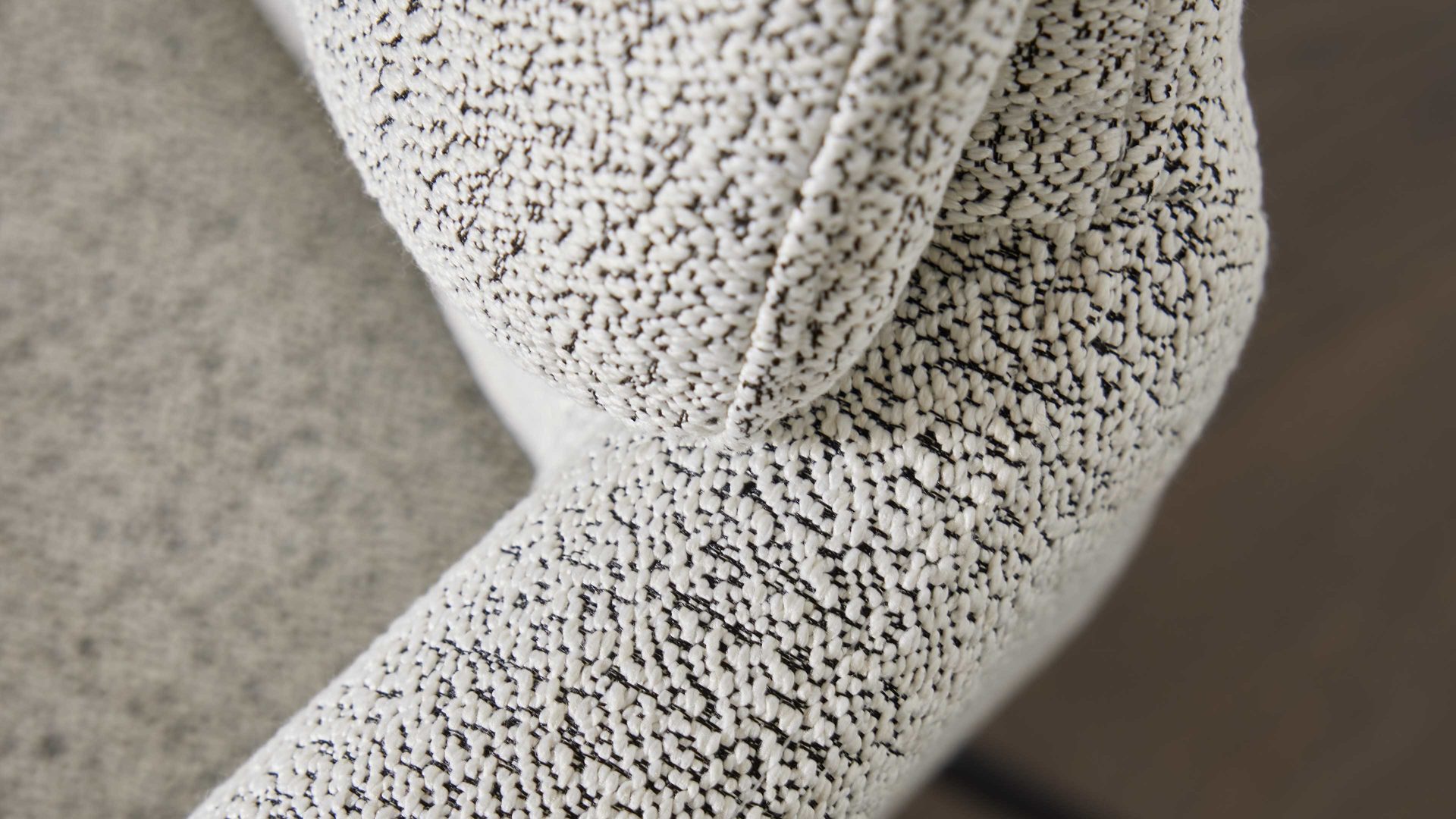 Polsterstuhl Interliving aus Stoff in Weiß Interliving Esszimmer Serie 5118 – Armlehnstuhl 2362 mit Drehfunktion champagnerfarbener Bouclé Elegant wish E07 & mattschwarzes Eisen