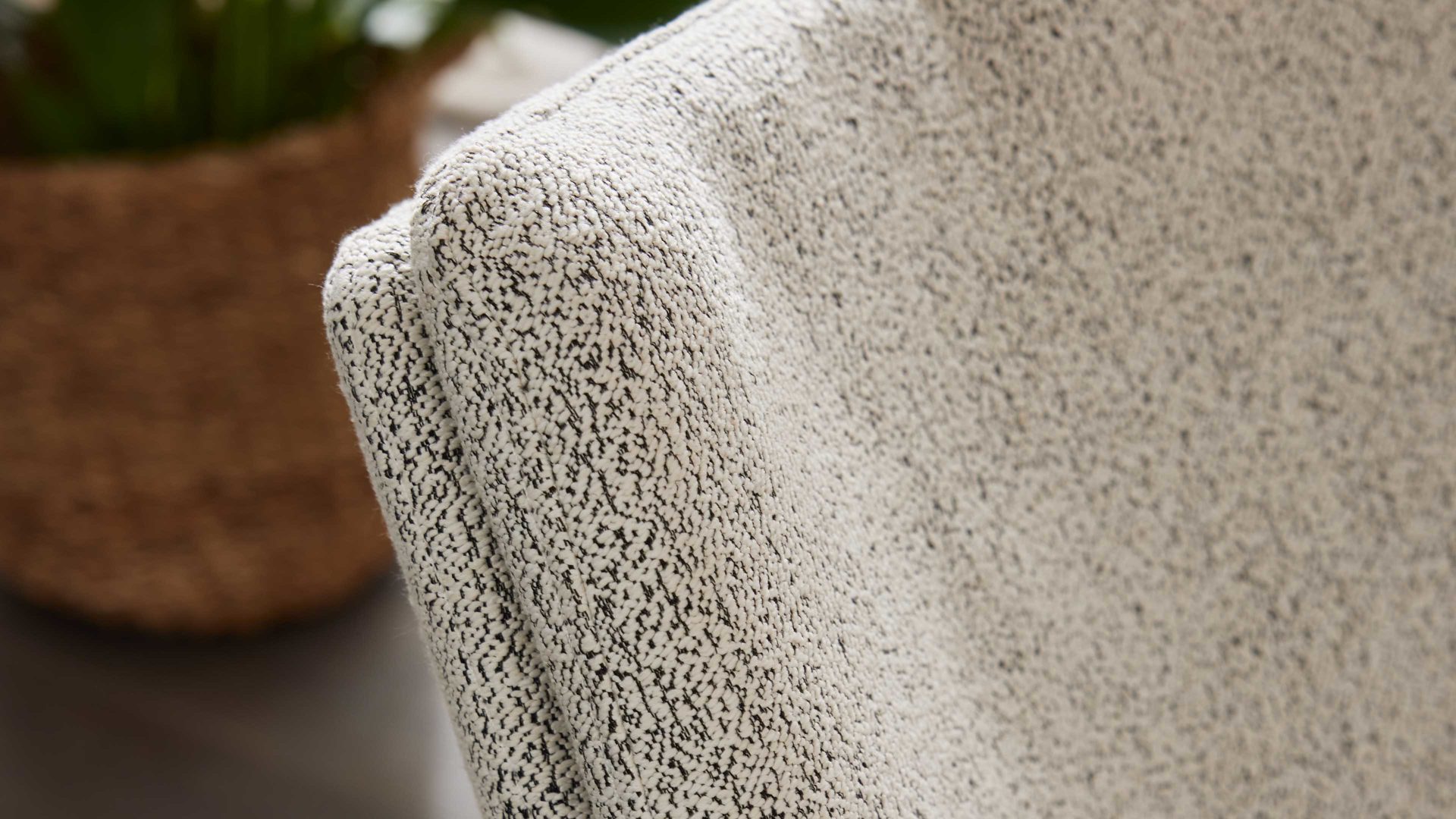 Polsterstuhl Interliving aus Stoff in Weiß Interliving Esszimmer Serie 5118 – Armlehnstuhl 2322 champagnerfarbener Bouclé Elegant wish E07 & mattschwarzes Eisen