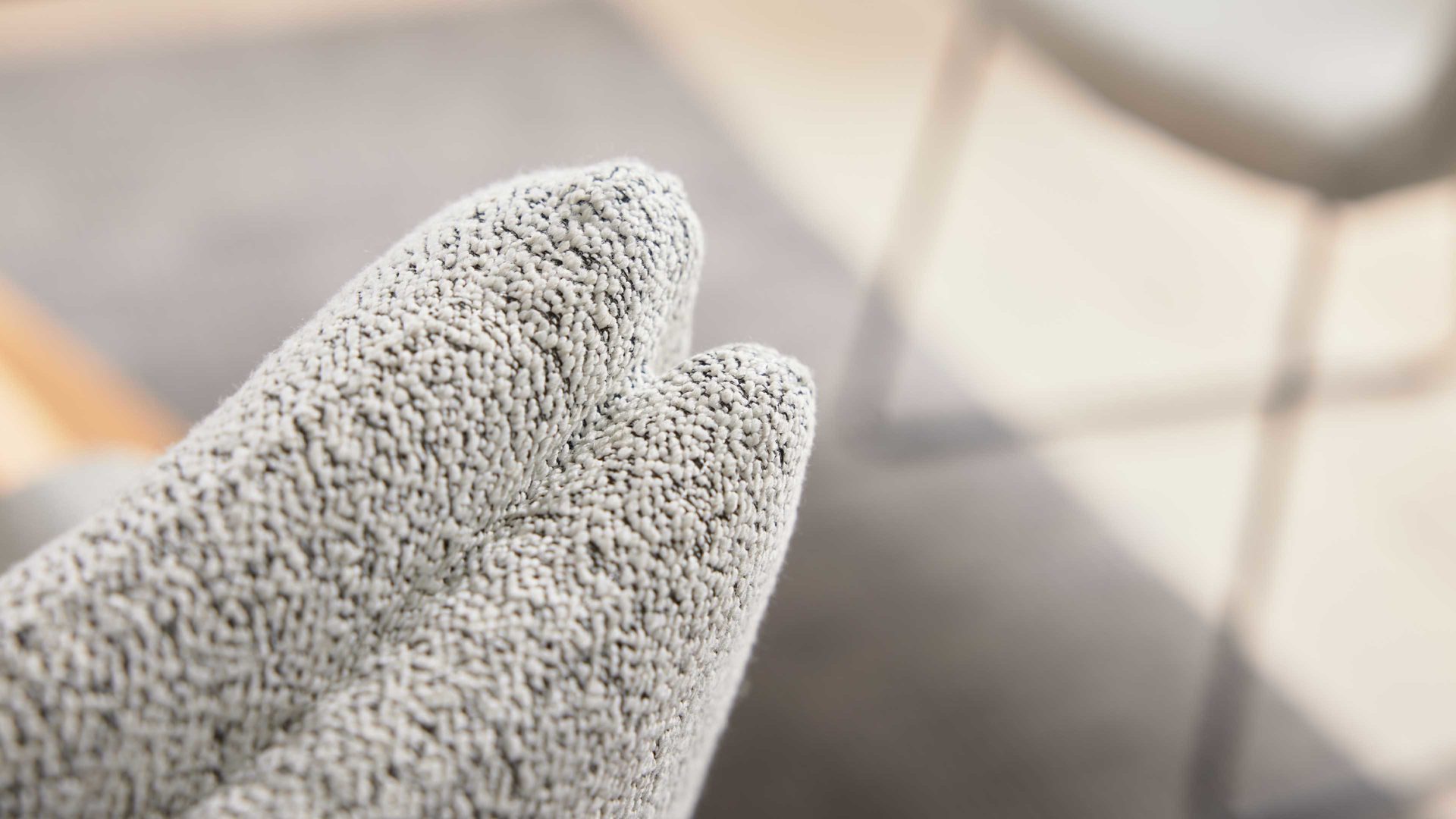 Polsterstuhl Interliving aus Stoff in Weiß Interliving Esszimmer Serie 5118 – Armlehnstuhl 2372 Move & Turn champagnerfarbener Bouclé Elegant wish E07 & mattschwarzes Eisen