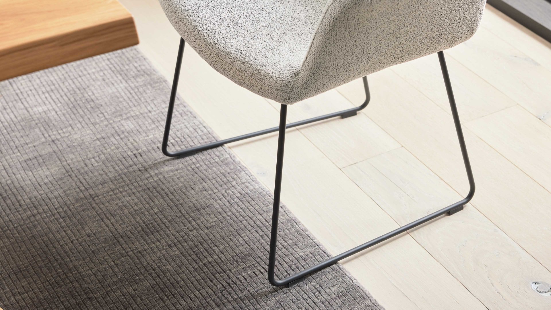 Polsterstuhl Interliving aus Stoff in Weiß Interliving Esszimmer Serie 5118 – Armlehn-Kufenstuhl 2312 champagnerfarbener Bouclé Elegant wish E07 & mattschwarzes Eisen