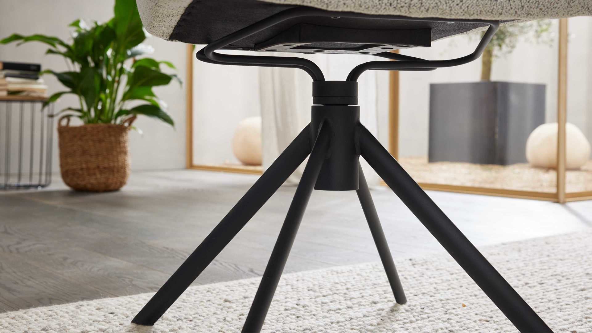 Polsterstuhl Interliving aus Stoff in Weiß Interliving Esszimmer Serie 5118 – Armlehnstuhl 2372 Move & Turn champagnerfarbener Bouclé Elegant wish E07 & mattschwarzes Eisen