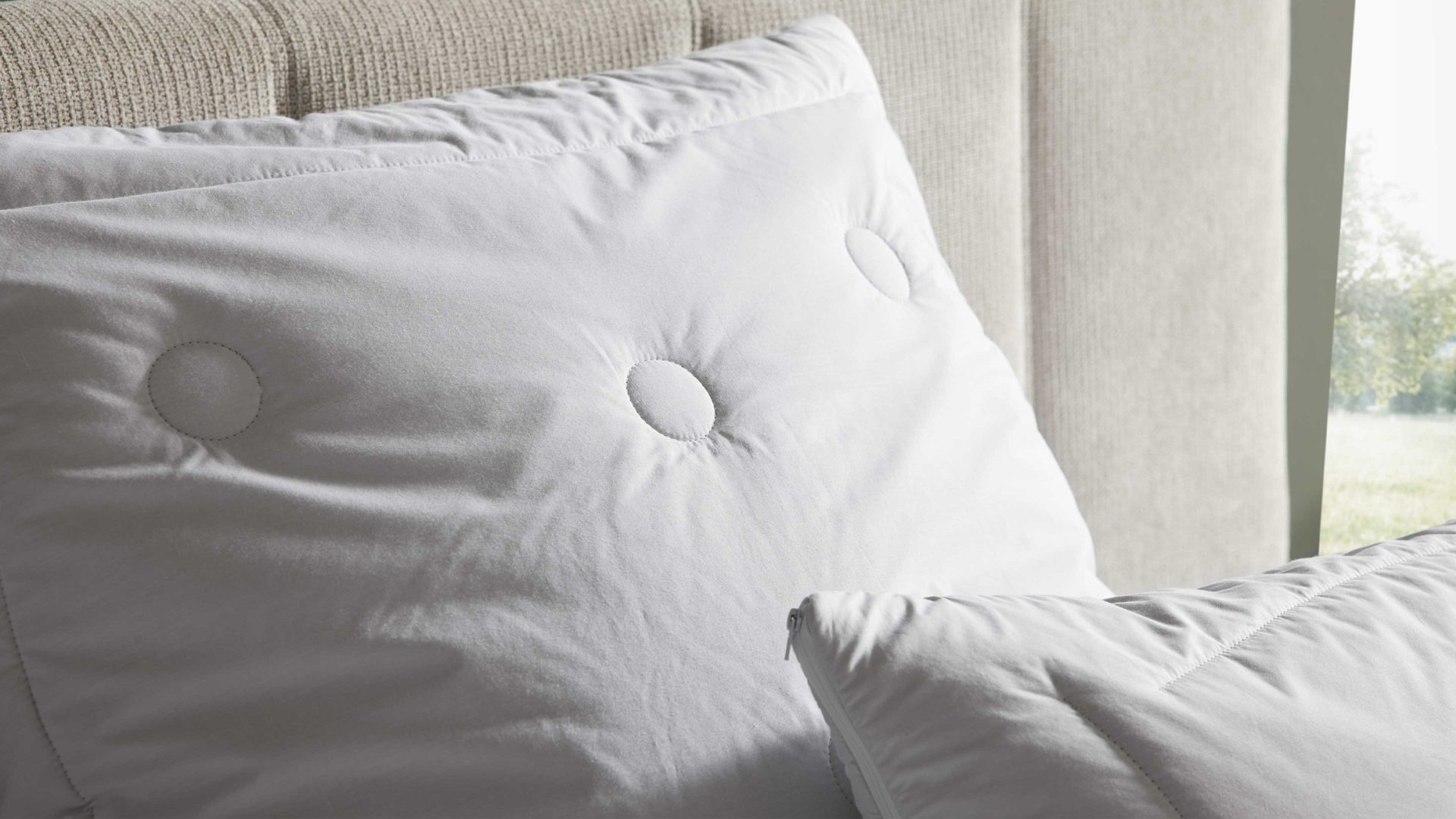 Kopfkissen Interliving aus Naturfaser in Weiß Interliving Kopfkissen Serie 9206 Kamelhaarflaum & Federn, ca. 1.000 g - ca. 80 x 80 cm