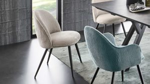 Vierfußstuhl WOODS & TRENDS aus Stoff in Hellgrau WOODS & TRENDS Polsterstuhl Arielle holzkohlefarbener Breitcord & schwarzes Metall