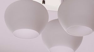 Deckenleuchte Interliving aus Glas in Weiß Interliving Leuchten Serie 9344 - Deckenleuchte Opalglas & Nickel – Durchmesser ca. 45 cm