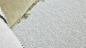 Ecksofa Interliving aus Stoff in Weiß Interliving Sofa Serie 4065 – Ecksofa ecrufarbener Webstoff Loft & schwarze Metallfüße – Stellfläche ca. 288 x 183 cm