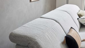 Ecksofa Interliving aus Stoff in Weiß Interliving Sofa Serie 4065 – Ecksofa ecrufarbener Webstoff Loft & schwarze Metallfüße – Stellfläche ca. 288 x 183 cm