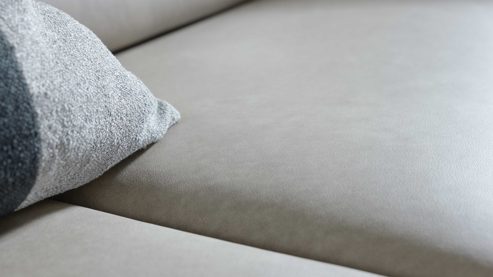 Zweisitzer Interliving aus Leder in Grau Interliving Sofa Serie 4065 – Zweisitzer 2KV kieselfarbenes Leder Cloudy gravel & schwarze Metallfüße – Länge ca. 180 cm