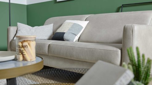 2,5-Sitzer Interliving aus Leder in Grau Interliving Sofa Serie 4065 – 2,5-Sitzer 2,5KV kieselfarbenes Leder Cloudy gravel & schwarze Metallfüße – Länge ca. 210 cm