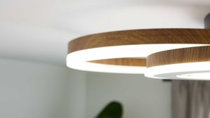 Deckenleuchte Interliving aus Metall in Holzfarben Interliving Leuchten Serie 9345 - Deckenleuchte Mattweiß, Mattschwarz & holzfarbenes Aluminium - Länge ca. 106 cm