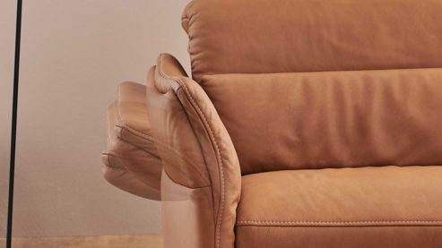 Ecksofa comfortmaster besser sitzen, liegen, leben aus Leder in Hellbraun Comfortmaster Spektra 1480 - Relax-Wohnlandschaft mit vielen Funktionen honigfarbenes LongLife-Leder Rustika LG 24 – Stellfläche ca. 237 x 255 cm