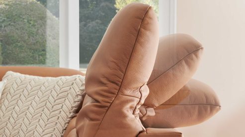 Ecksofa comfortmaster besser sitzen, liegen, leben aus Leder in Hellbraun Comfortmaster Spektra 1480 - Relax-Wohnlandschaft mit vielen Funktionen honigfarbenes LongLife-Leder Rustika LG 24 – Stellfläche ca. 237 x 255 cm