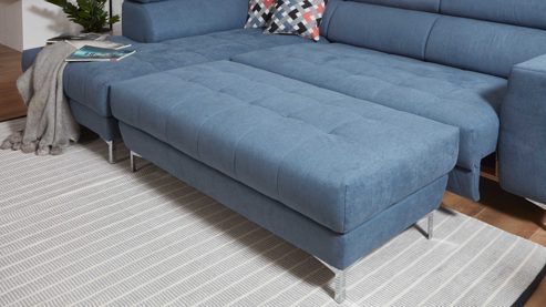 Polsterhocker KAWOO aus Stoff in Blau KAWOO Serie 7567 - XXL-Polsterhocker taubenblauer Bezug EQE 16 & Chromfuß C17 - ca. 156 x 72 cm