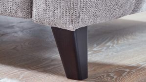 Ecksofa KAWOO aus Stoff in Hellgrau KAWOO Serie 8334 - Ecksofa platingraue Chenille GFS 49 & schwarze Holzfüße H61-250 - Stellfläche ca. 214 x 299 cm